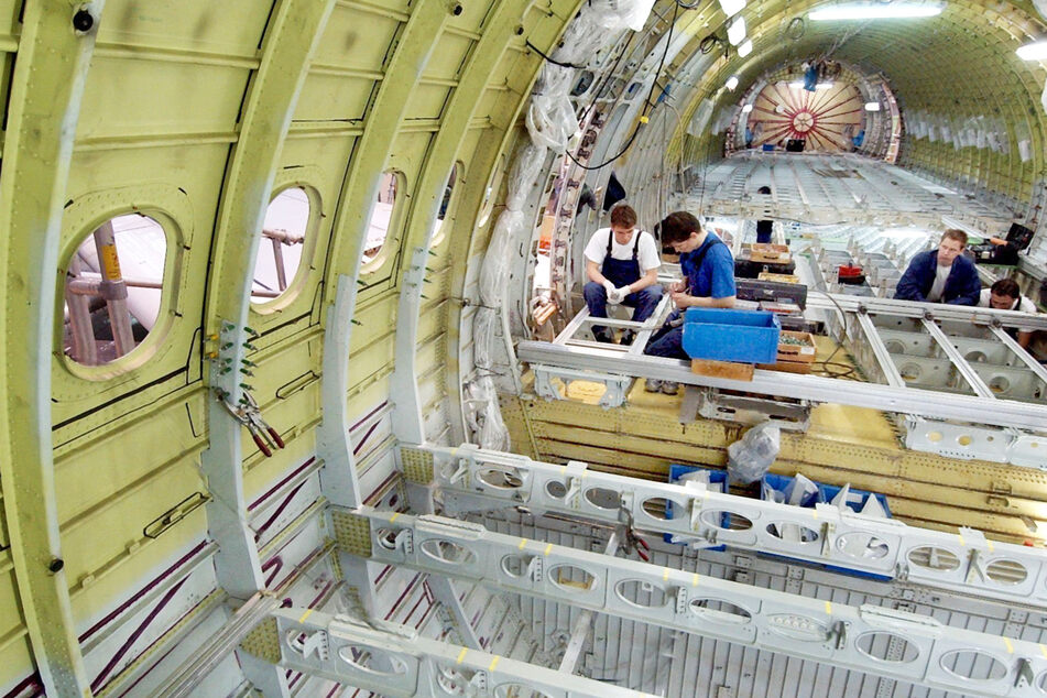 Bei der Elbe Flugzeugwerke GmbH in Dresden bauen Spezialisten einen Airbus zu einer Frachtmaschine um. (Archivbild)
