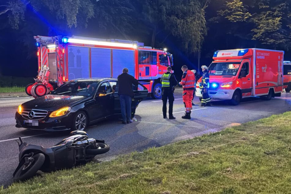 In Hamburg-Winterhude stürzte am Samstagabend ein Rollerfahrer, als er einem Auto ausweichen musste. Er brach sich dabei das Bein.