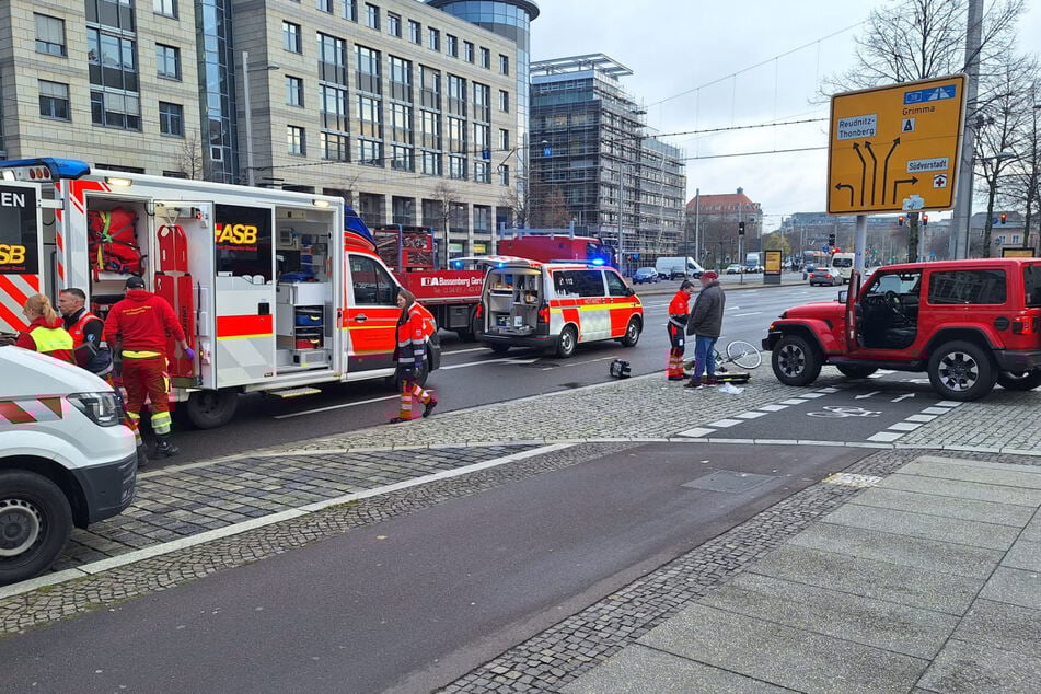 Ein Fahrradfahrer wurde von einem Jeep erfasst.