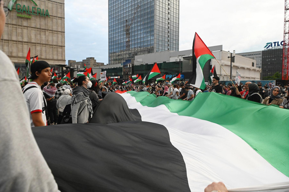 "Stoppt das Abschlachten": Große Pro-Palästina-Demo am Alexanderplatz