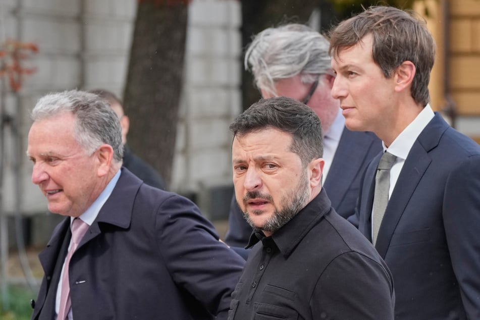 Der ukrainische Präsident Wolodymyr Selenskyj (m., 48) sowie die Gesandten des US-Präsidenten Trump (80), Jared Kushner (r., 45) und Steve Witkoff (69), vor ihren Gesprächen in Kiew.