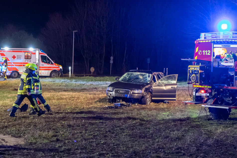 Der verunfallte Audi steht im Feld. Bei einem Unfall in Babenhausen mussten zwei Personen schwer verletzt in umliegende Krankenhäuser gebracht werden.