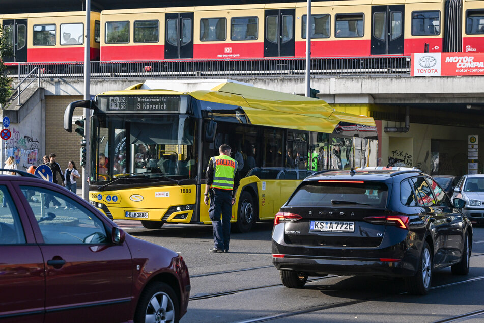 Ein Polizist regelt auf der Kreuzung Adlergestell/Dörpfeldstraße den Verkehr.