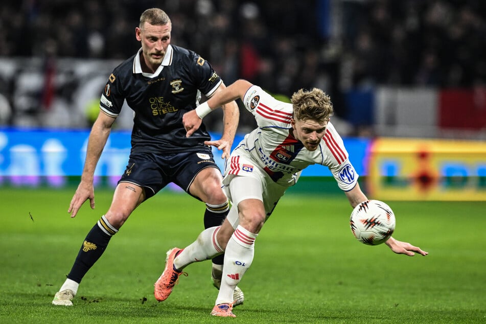 Eagles-Verteidiger Joris Kramer (30, l.) erklärte nach dem Spielabbruch, dass das Sicherheitsteam seines Clubs ihn bereits am Morgen über mögliche Ausschreitungen informiert habe.