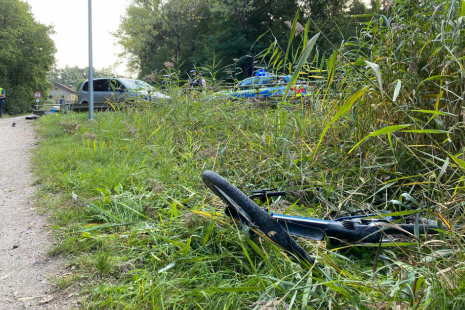 Das E-Bike wurde mehrere Meter weiter in eine Böschung geschleudert.