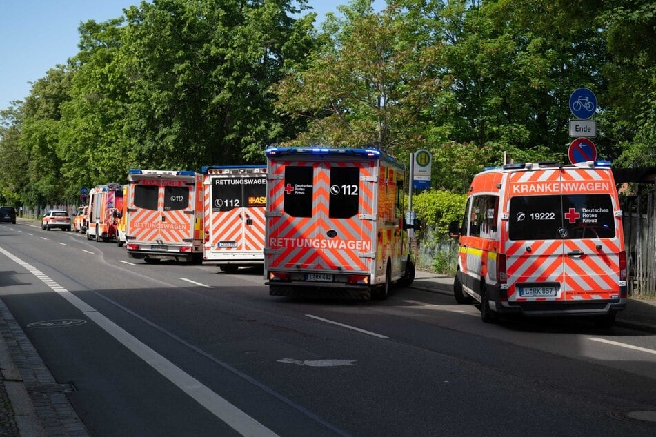 Zahlreiche Kräfte von Polizei, Feuerwehr und Rettungsdienst sind am Dienstagvormittag zu einer Kita im Leipziger Westen geeilt. Von dort war ein Massenanfall an Verletzten gemeldet worden.