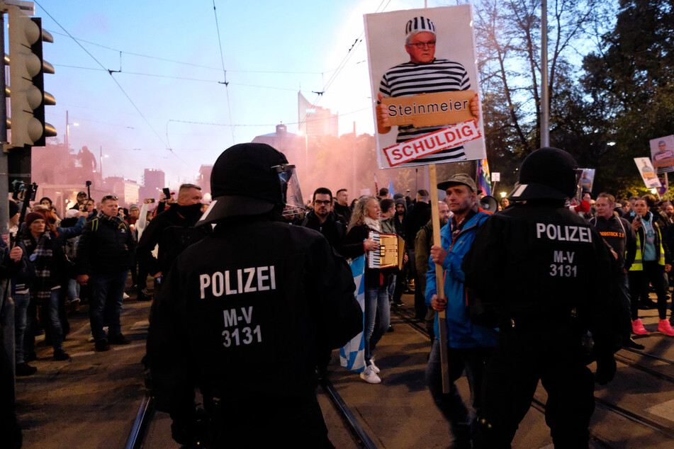 Teilnehmer der "Querdenken"-Demo 2020 vor dem Wintergartenhaus, wo sie kurz darauf eine Polizeikette durchbrachen. Am Samstag will die als rechtsextremistisch eingestufte "Bürgerbewegung Leipzig" den Jahrestag der Proteste begehen.