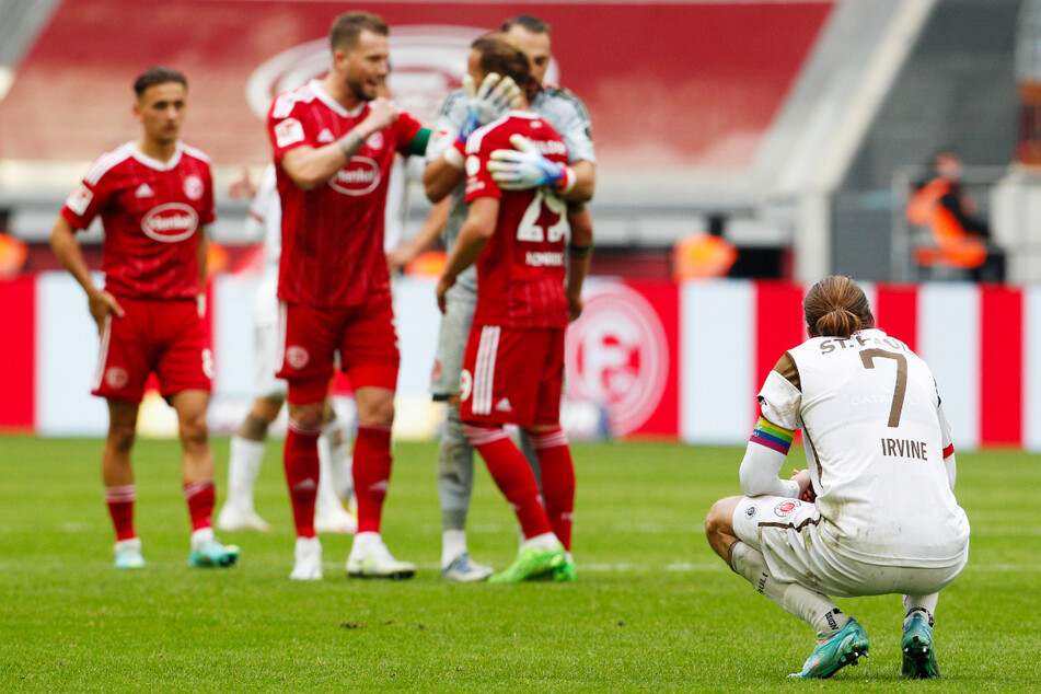 Ein altbekanntes Bild: Erneut mussten die Spieler des FC St. Pauli nach einem Auswärtsspiel dem Gegner beim Jubeln zuschauen.