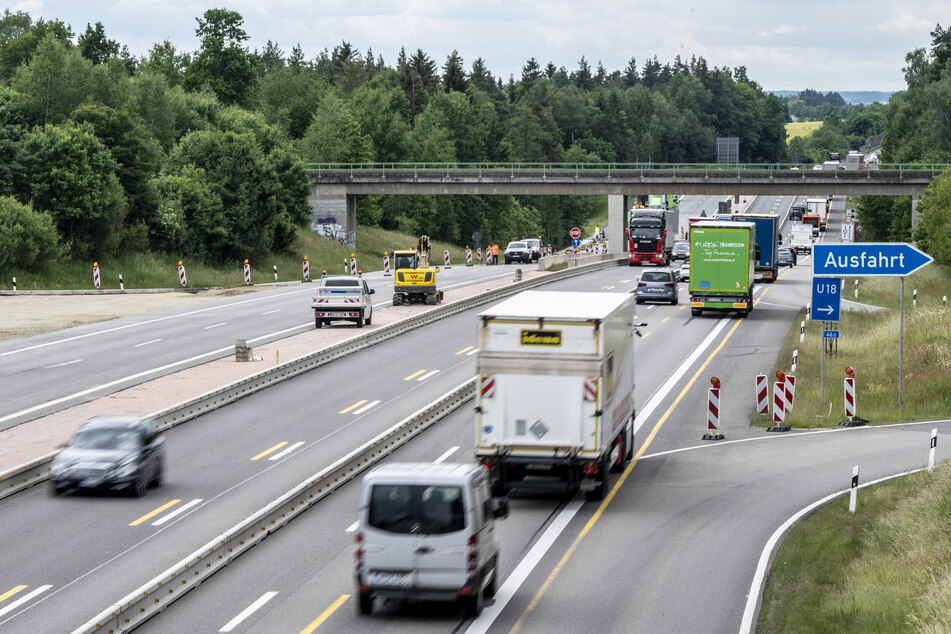 Der Vorfall passierte auf der A72 zwischen Treuen und Zwickau und setzte sich später abseits der Autobahn fort. (Archivbild)