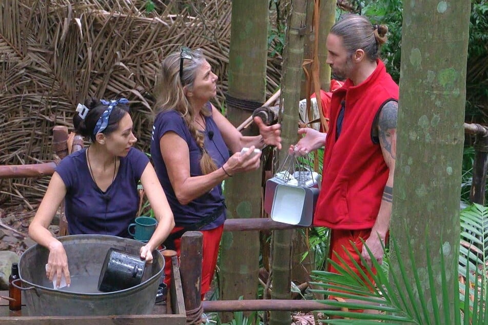 Der 43-jährige Rockmusiker (r.) befindet sich derzeit im "Dschungelcamp" und sorgt dort für Diskussionen.