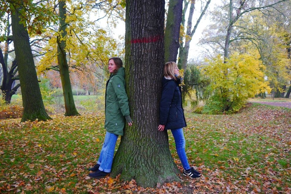 Stefanie Röhrich (l.) und Theresia Wapenhans leiten das Gruppenangebot "Achtsam der Natur begegnen".