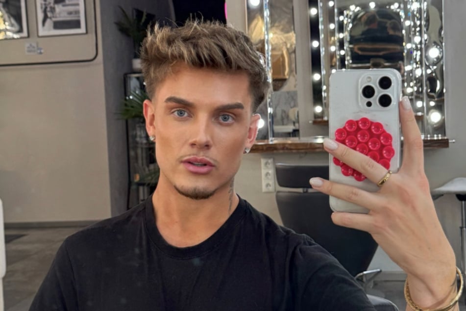 Moderiert wird die zweite Staffel von "Reality Queens – Auf High Heels durch den Dschungel" von Influencer Twenty4Tim (25).