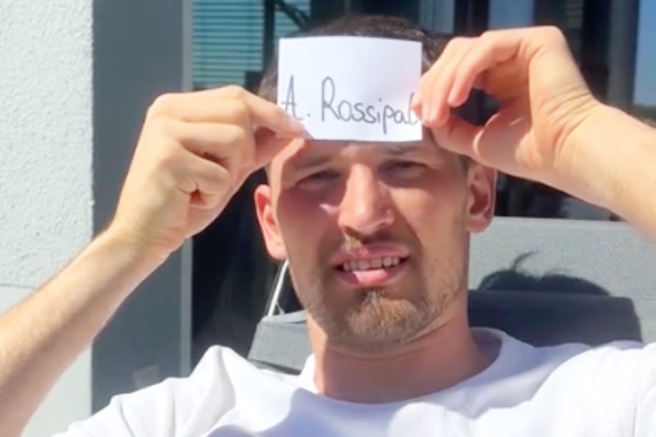 Gregor Kobel (28) soll bei "Wer bin ich" den Namen seines besten Kumpels erraten: Dynamo Dresdens Verteidiger Alexander Rossipal (29).