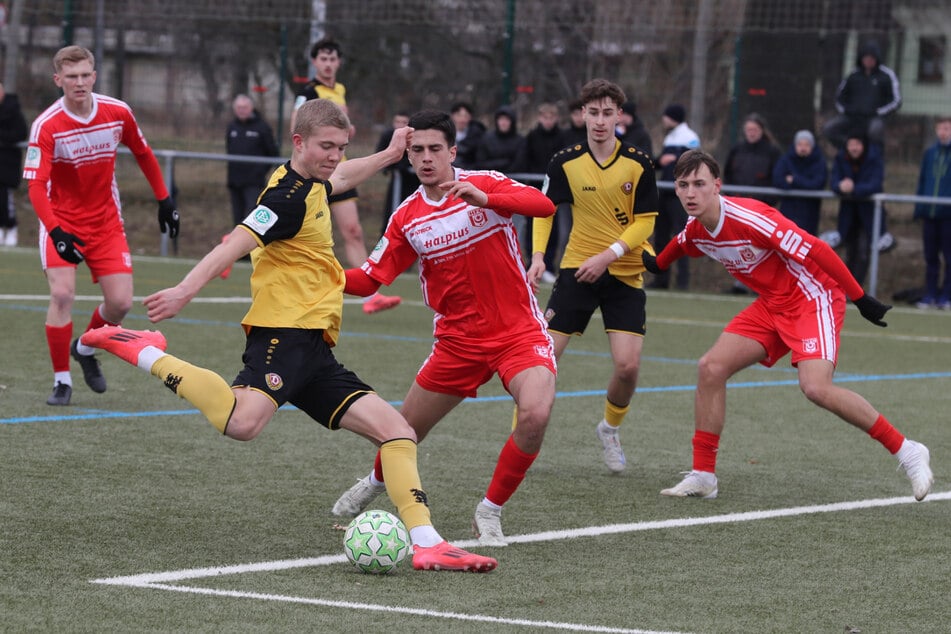 Deutlicher Sieg für Dynamos U19! "Mitia" Bohdanov (17, l.) &amp; Co. setzten sich ohne große Mühe gegen den Halleschen FC durch.