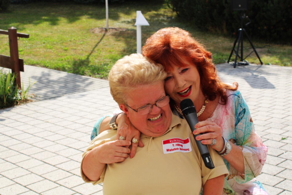 Lebensfreude. Beim Konzert mit Regina Thoss im Pflegeheim animierte Yvonne (l.) die Bewohner dazu, sich im Rhythmus zu bewegen.