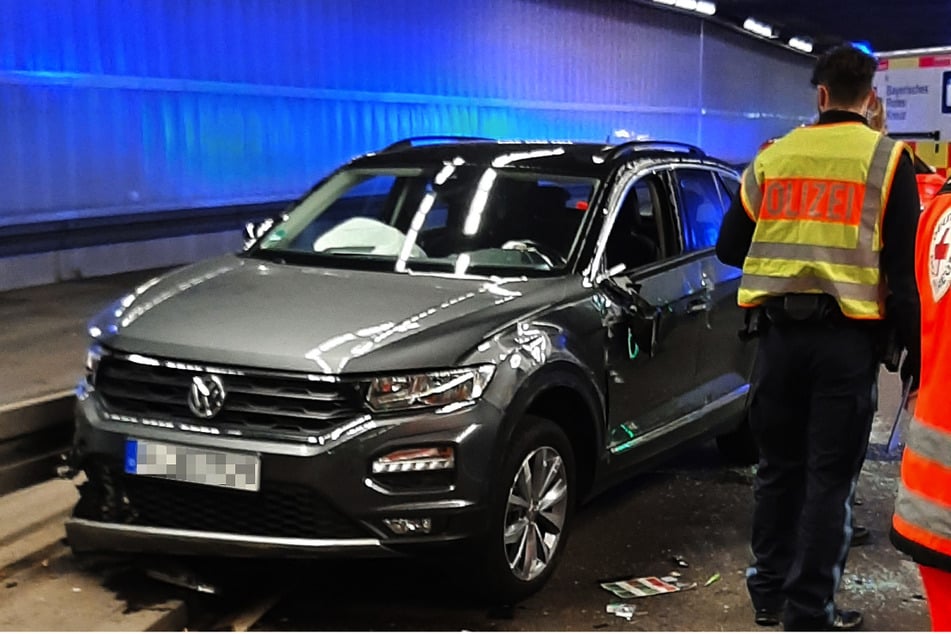 Unfall im Richard-Strauss-Tunnel: Ersthelfer drehen umgekippten VW