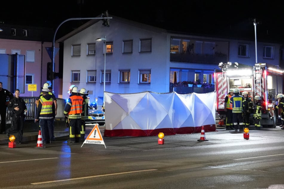 Flüchtender Autofahrer rast in Menschenmenge: Mehrere Personen schwer verletzt