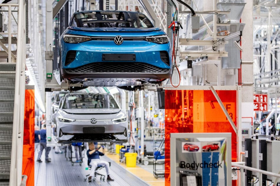 Durch den VW-Sparkurs sollen weltweit bis zu 100.000 Stellen wegfallen. (Archivbild)