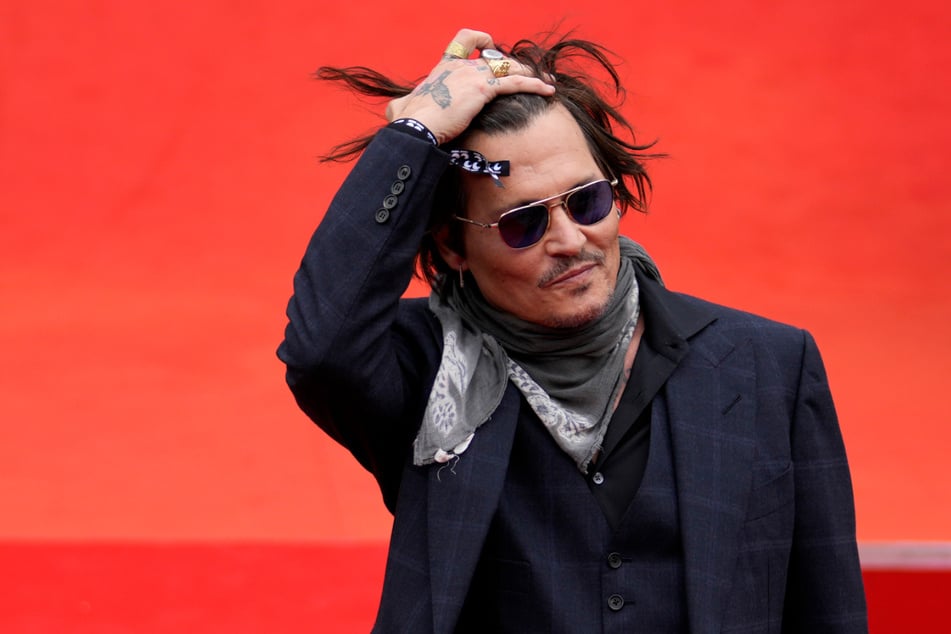 Auf dem 55. Filmfestival in Karlsbad traf US-Hollywood-Legende Johnny Depp (58) seinen Kumpel Alex Becker und signierte ein für ihn angefertigtes Trikot des VfB Suhl. Das Jersey soll nun zugunsten des Klubs versteigert werden.
