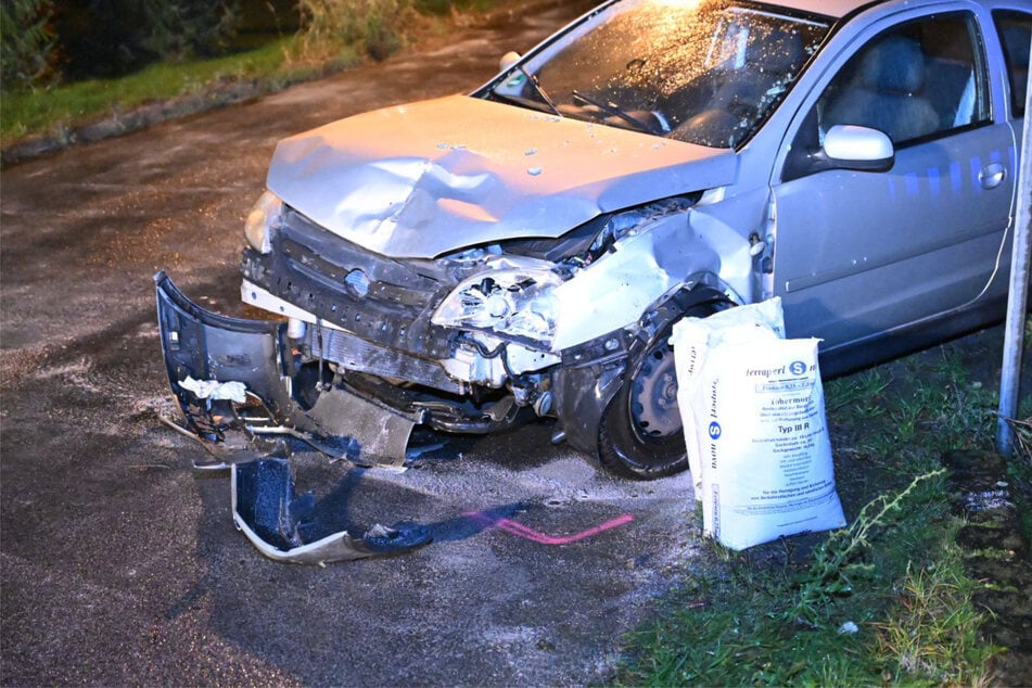 Unfall bei Leipzig: Zwei Fahrzeuge kollidieren an Kreuzung