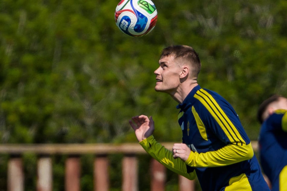 St.-Pauli-Profi Eric Smith (29) hat sich bei der schwedischen Nationalmannschaft verletzt und reiste vorzeitig ab.