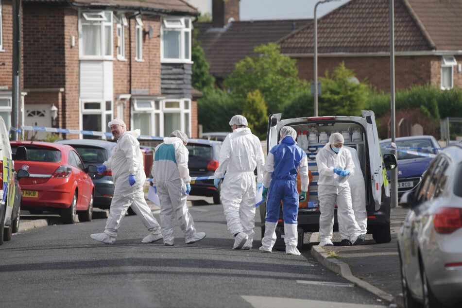 Die Spurensicherung war in Liverpool im Einsatz, nachdem ein neunjähriges Mädchen getötet wurde. Mittlerweile sind zwei Verdächtige festgenommen worden.