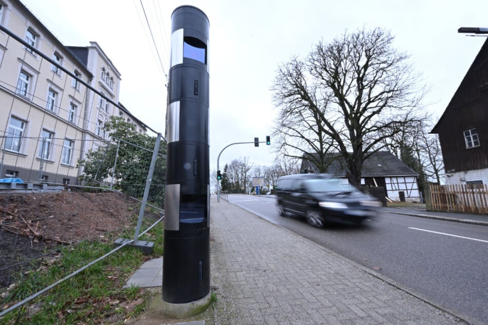 Noch neu und ungewohnt für Autofahrer: Der Blitzer in der Hofer Straße in Mittelbach arbeitet erst seit Juni 2023.