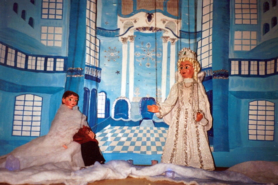 Das Marionettentheater Dombrowsky spielt im Wasserschloss Klaffenbach das Märchen "Die Schneekönigin".