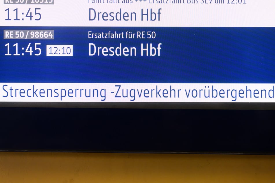 Zugausfälle werden auf dem Bahnhof auf einer Anzeigetafel eingeblendet.