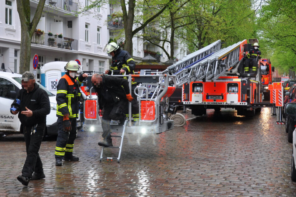 Zwei Personen wurden per Drehleiter aus dem Dachgeschoss gerettet.