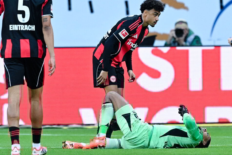 Kaua Santos (r.) verletzte sich gleich in seiner ersten Aktion. Er musste ausgewechselt werden.