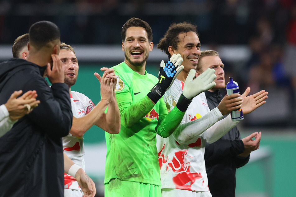 Nach dem Spiel feierte der Stürmer mit seinen Mannschaftskollegen den verdienten Sieg.