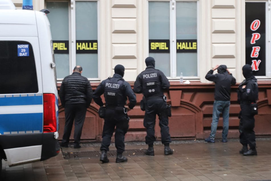 Der Einsatz fand unter anderem im Bereich einer Spielhalle in Köln-Mülheim statt.