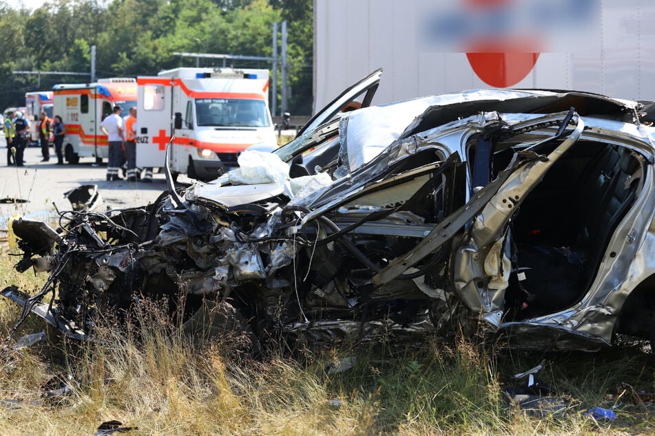Unfall A5: Renault kracht in Lkw-Anhänger: Ein Toter, Zwei Verletzte