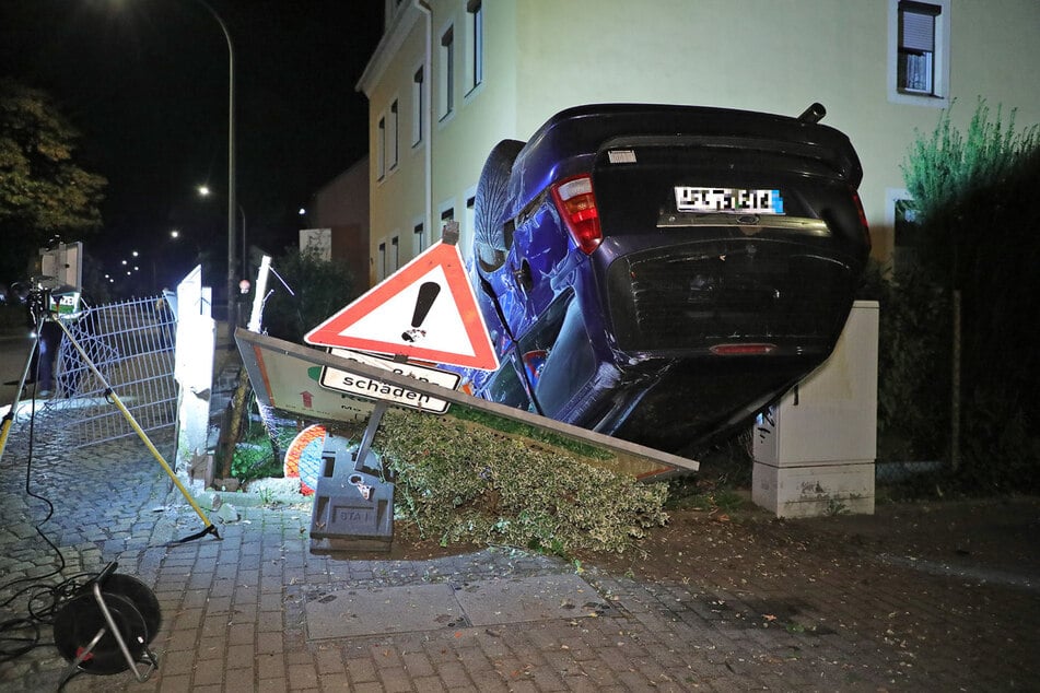 Schreckmoment in Bühlau: Kurz vor der Mauer eines Wohnhauses kam ein Ford Focus auf dem Dach zum Stehen.