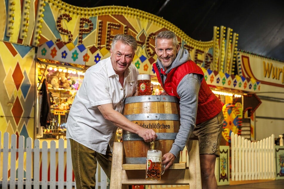 Andreas Wünsche (60, l.) und Frank Haase (49) probieren vorab ein Festbier.