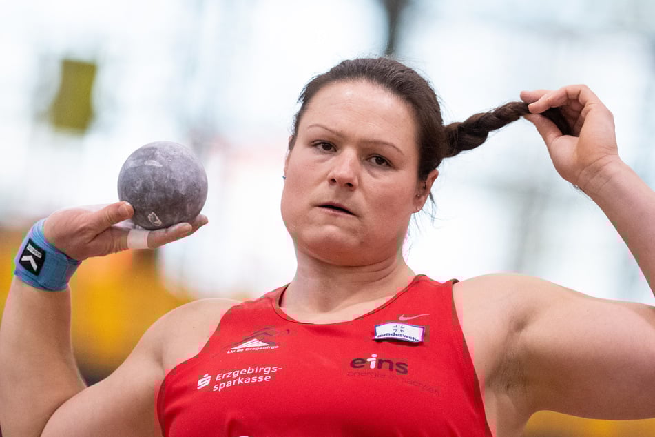 Christina Schwanitz (35) bei den Deutschen Leichtathletikmeisterschaften in der Halle im Februar 2021. Die Kugelstoßerin hofft, dass auch ungeimpfte Athleten an den Olympischen Spielen in Tokio teilnehmen können.