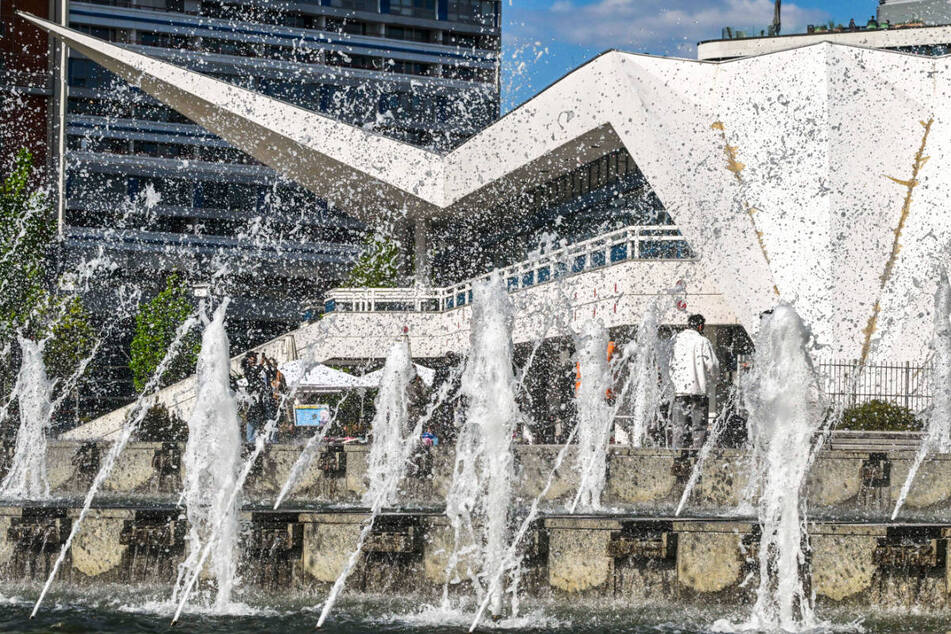 Bei sommerlichen Temperaturen sprühen wieder die Fontänen der Wasserkaskaden vor dem Fernsehturm.
