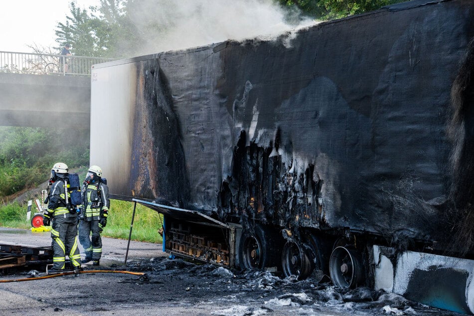 Die Lkw-Fahrerin hatte den brennenden Auflieger noch rechtzeitig von der Zugmaschine abkoppeln können, wobei sie sich leichte Verletzungen zuzog.