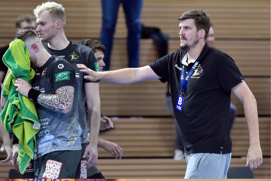 Nach der Niederlage musste Trainer Rico Göde seine Jungs trösten - mit der Leistung der Mannschaft war er trotz des bitteren 28:29 zufrieden.