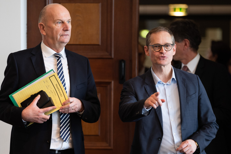 Berlins Oberbürgermeister Michael Müller (SPD, r.) und Brandenburgs Ministerpräsident Dietmar Woidke (SPD) appellieren an die Verantwortung der Bürger.