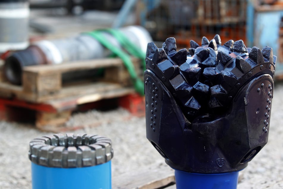 Das Foto zeigt zwei unterschiedliche Bohrköpfe, die für die Probebohrungen verwendet werden. (Archivbild)