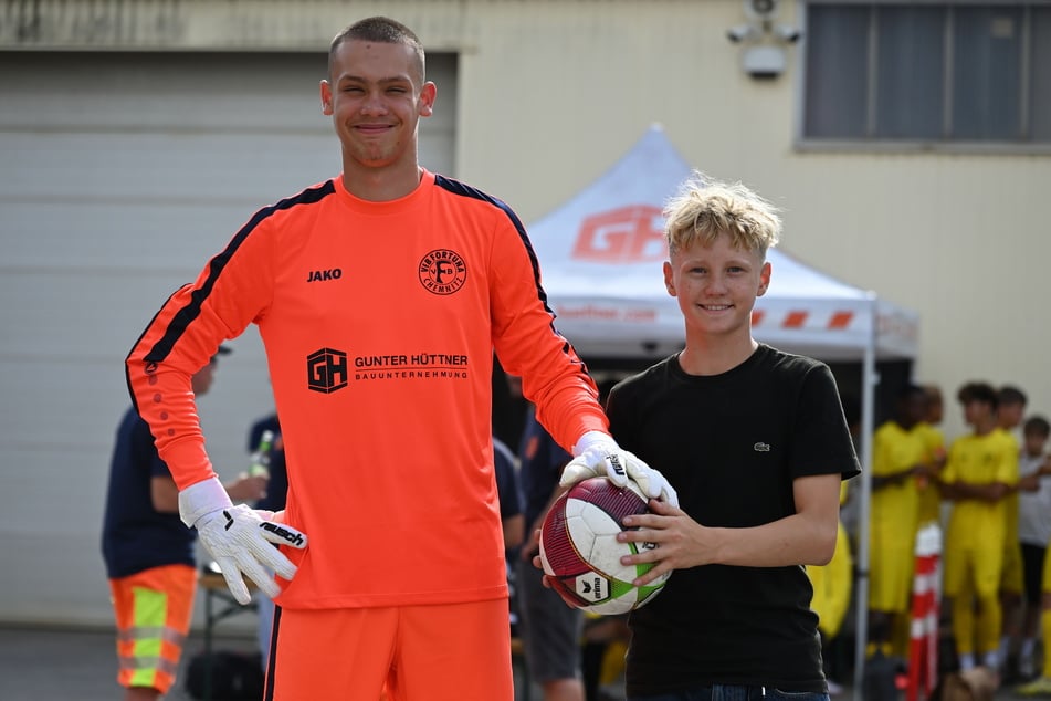 Ruwen Ahnert (15) findet handwerkliche Berufe gut, Paul Rennfleisch (13, r.) mag die Fußballer des VfB Fortuna Chemnitz.