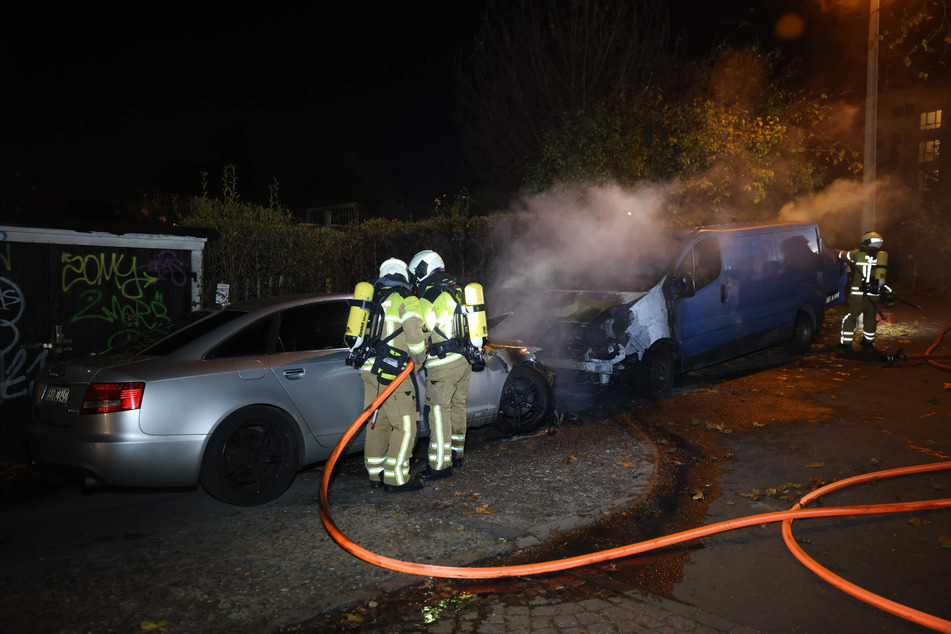 Kameraden der Dresdner Feuerwehr kümmerten sich am Mittwochabend um zwei brennende Fahrzeuge in Gruna.