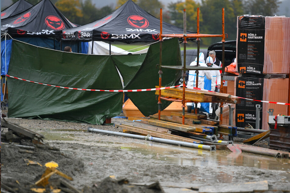 Sichtschutzplanen wurden nach einem Unfall auf einer Baustelle aufgestellt. Vier Arbeiter sind dort beim Einsturz einer Betondecke getötet worden.