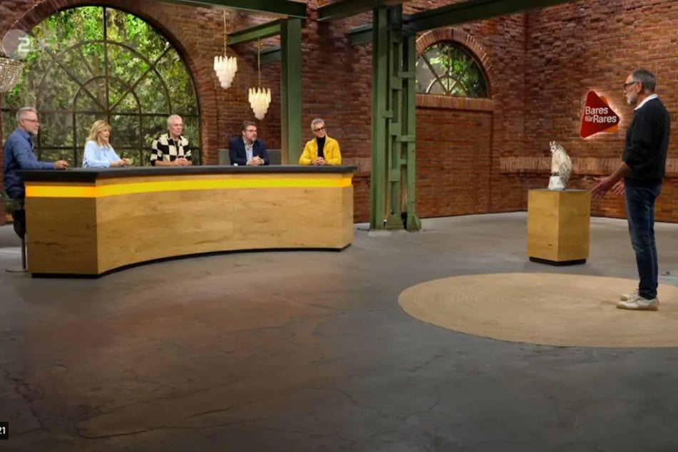 Händlerin Elke Velten-Tönnies (73, 2.v.l.) sichert sich den imposanten Vogel für satte 1250 Euro.