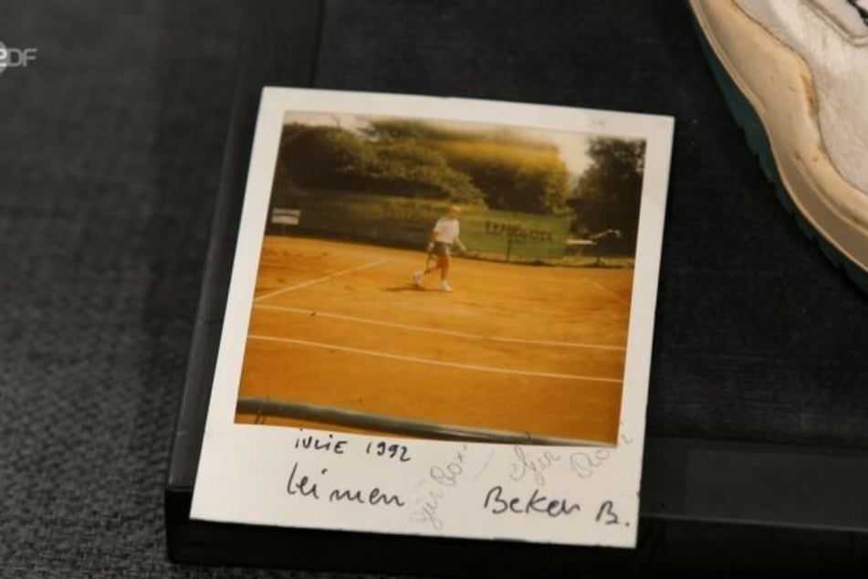 Auch ein Foto samt Autogramm der Tennis-Legende gibt es zu ersteigern.