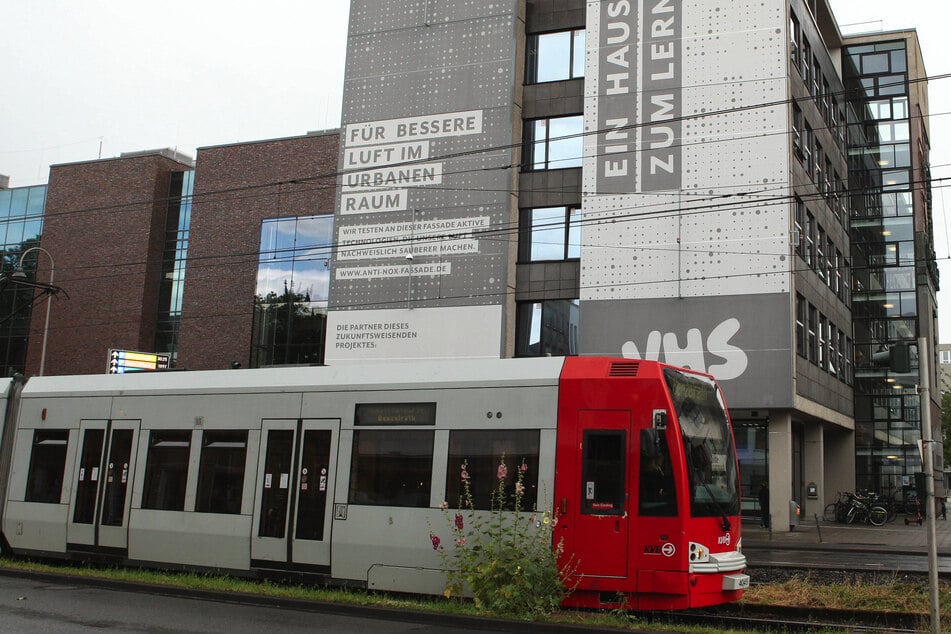 Die Kölner Volkshochschule (VHS) ist die größte Weiterbildungseinrichtung in Nordrhein-Westfalen.