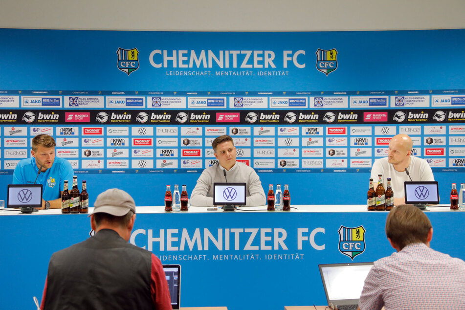 Auf der Pressekonferenz am Montag wurde der neue Cheftrainer Daniel Berlinski (l.) vorgestellt. (m.,Pressesprecher Steffen Wunderlich und r., Sportdirektor Armin Causevic)