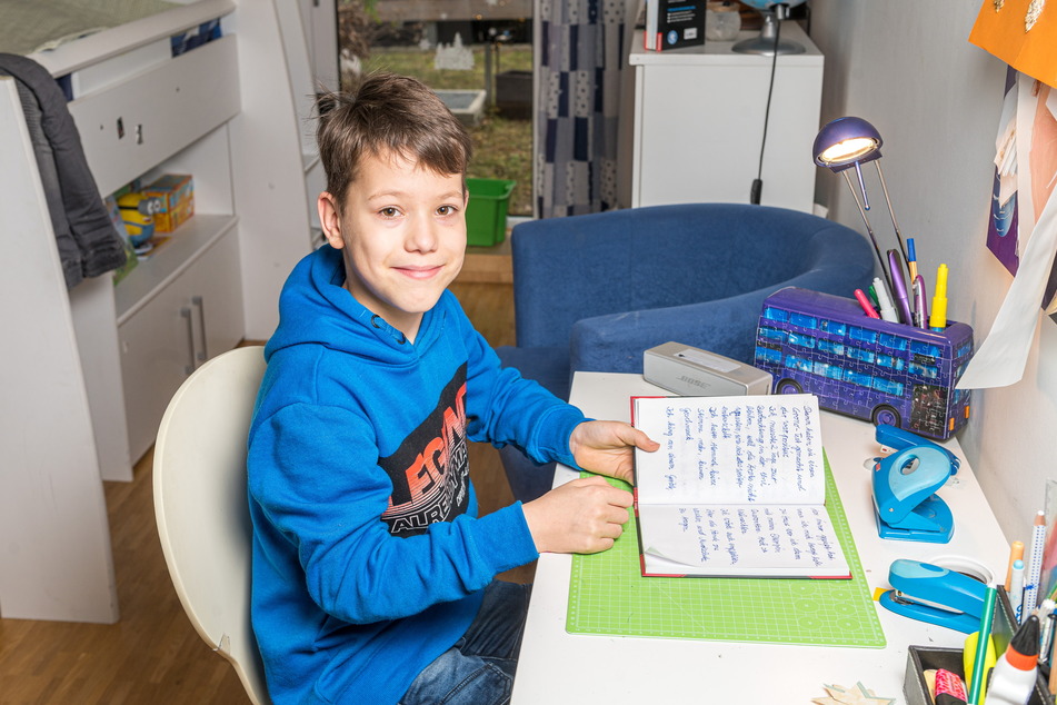 Tapfer und fleißig: Mattheo beim Schreiben seines Erlebnisberichts.